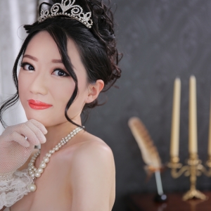 写真：モニカのドレス用スタジオセットをクラシカルな雰囲気にリニューアル！