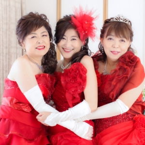 写真：60歳記念写真を赤いドレスで美しく彩る「還暦プラン」登場