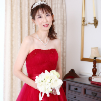 写真:赤のカラードレスでお友達とスタジオ変身写真撮影