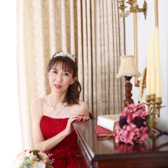 写真:赤のカラードレスでお友達とスタジオ変身写真撮影