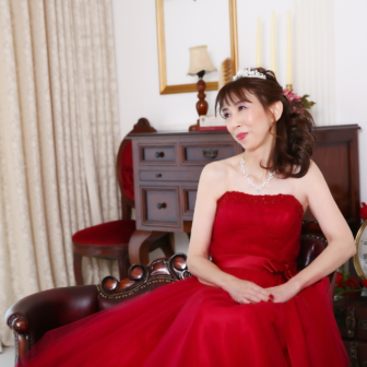 写真:赤のカラードレスでお友達とスタジオ変身写真撮影