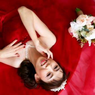 写真:赤のカラードレスでお友達とスタジオ変身写真撮影