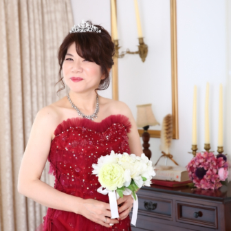 写真:赤のカラードレスでお友達とスタジオ変身写真撮影