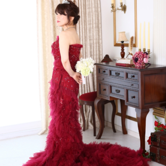 写真:赤のカラードレスでお友達とスタジオ変身写真撮影