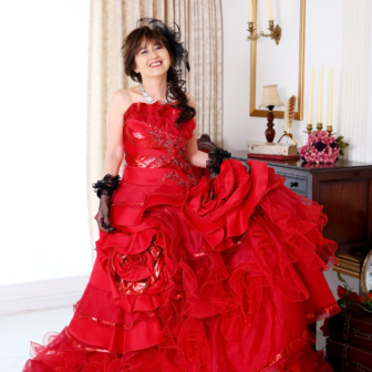 写真:赤のカラードレスでお友達とスタジオ変身写真撮影