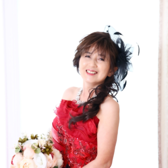 写真:赤のカラードレスでお友達とスタジオ変身写真撮影