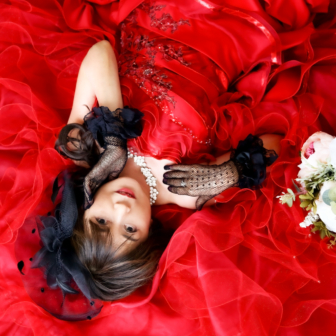 写真:赤のカラードレスでお友達とスタジオ変身写真撮影