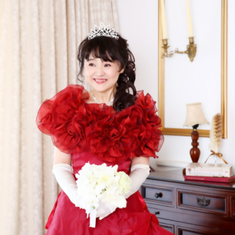 写真:赤のカラードレスでお友達とスタジオ変身写真撮影