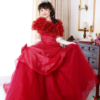 写真：赤のカラードレスでお友達とスタジオ変身写真撮影