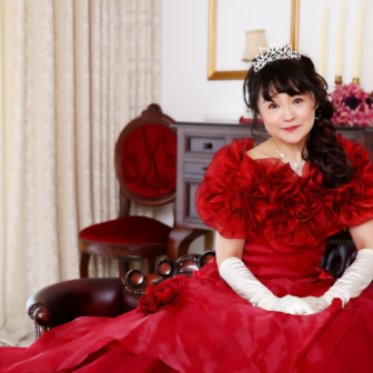 写真:赤のカラードレスでお友達とスタジオ変身写真撮影