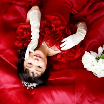 写真:赤のカラードレスでお友達とスタジオ変身写真撮影