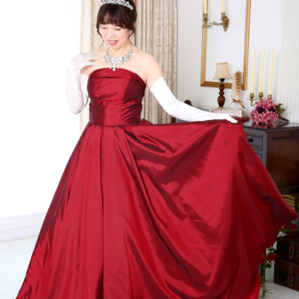 写真:赤のカラードレスでお友達とスタジオ変身写真撮影