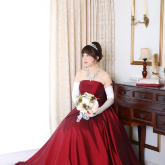 写真:赤のカラードレスでお友達とスタジオ変身写真撮影