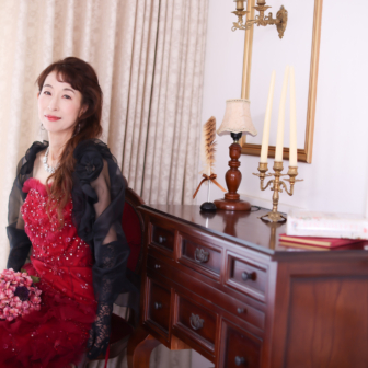 写真:赤のカラードレスでスタジオ変身写真撮影