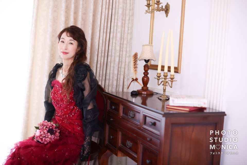 写真:赤のカラードレスでスタジオ変身写真撮影