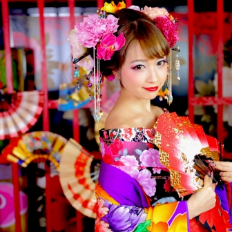 紫の打ち掛け ピンクと黒の着物 現代風花魁 ギャラリー 京都の花魁体験 変身写真フォトスタジオモニカ