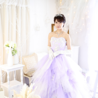 写真：リニューアルスタジオにて薄紫のカラードレスでお姫様撮影