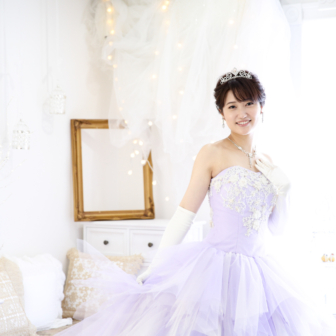 写真:リニューアルスタジオにて薄紫のカラードレスでお姫様撮影