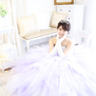 写真:リニューアルスタジオにて薄紫のカラードレスでお姫様撮影