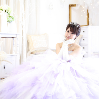 写真:リニューアルスタジオにて薄紫のカラードレスでお姫様撮影