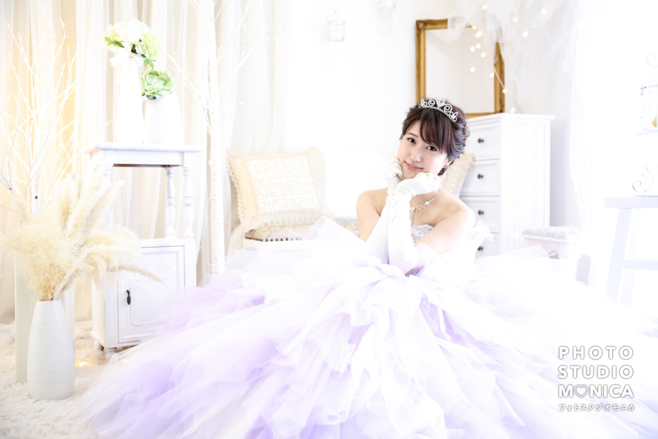 写真:リニューアルスタジオにて薄紫のカラードレスでお姫様撮影