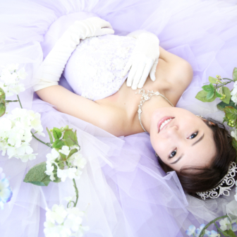 写真:リニューアルスタジオにて薄紫のカラードレスでお姫様撮影