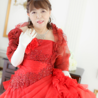 写真:お友達と赤いカラードレスで揃えて還暦記念写真撮影