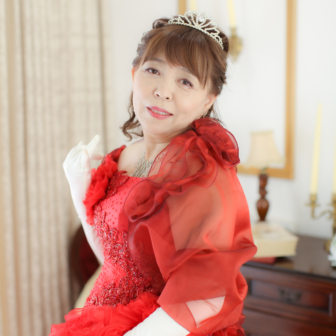 写真:お友達と赤いカラードレスで揃えて還暦記念写真撮影