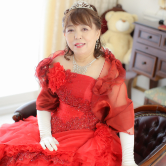 写真:お友達と赤いカラードレスで揃えて還暦記念写真撮影