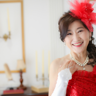 写真:お友達と赤いカラードレスで揃えて還暦記念写真撮影