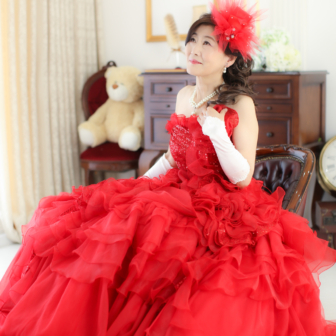 写真:お友達と赤いカラードレスで揃えて還暦記念写真撮影