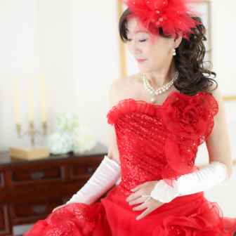 写真:お友達と赤いカラードレスで揃えて還暦記念写真撮影