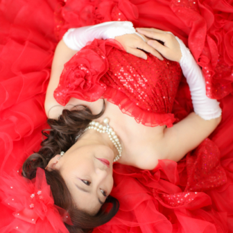 写真:お友達と赤いカラードレスで揃えて還暦記念写真撮影