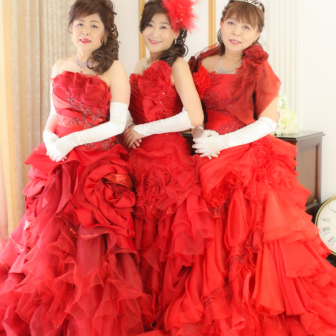 写真：お友達と赤いカラードレスで揃えて還暦記念写真撮影