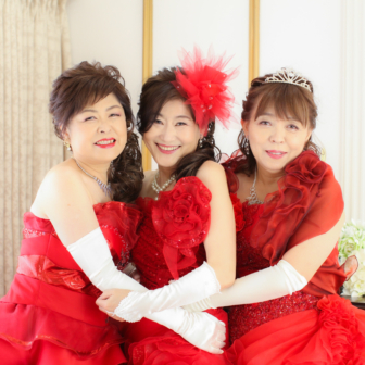 写真：お友達と赤いカラードレスで揃えて還暦記念写真撮影