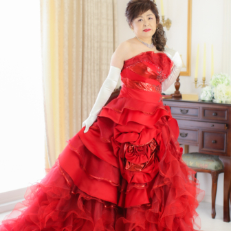 写真:お友達と赤いカラードレスで揃えて還暦記念写真撮影