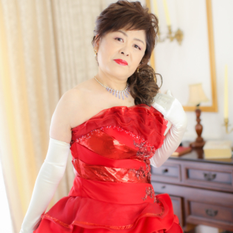 写真:お友達と赤いカラードレスで揃えて還暦記念写真撮影