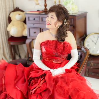 写真:お友達と赤いカラードレスで揃えて還暦記念写真撮影