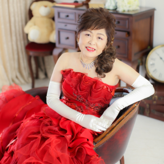 写真:お友達と赤いカラードレスで揃えて還暦記念写真撮影