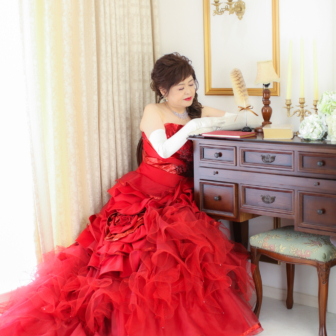 写真:お友達と赤いカラードレスで揃えて還暦記念写真撮影