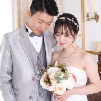 写真：ウェディングドレスとタキシードで結婚記念撮影
