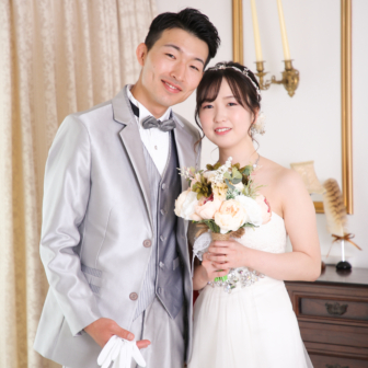 写真：ウェディングドレスとタキシードで結婚記念撮影