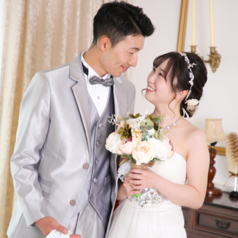 写真：ウェディングドレスとタキシードで結婚記念撮影