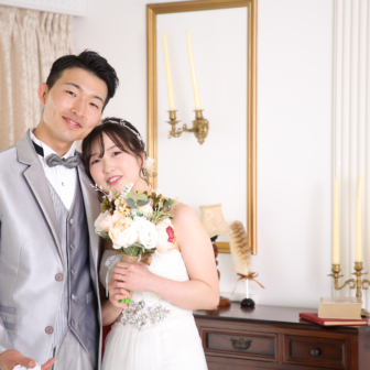 写真：ウェディングドレスとタキシードで結婚記念撮影