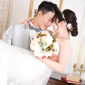 写真：ウェディングドレスとタキシードで結婚記念撮影