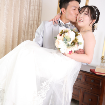 写真：ウェディングドレスとタキシードで結婚記念撮影