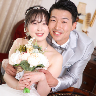 写真：ウェディングドレスとタキシードで結婚記念撮影