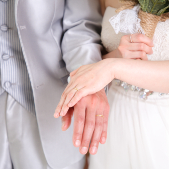 写真：ウェディングドレスとタキシードで結婚記念撮影