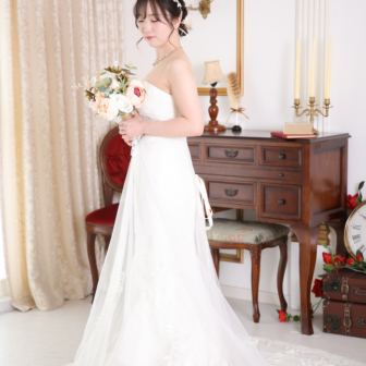 写真：ウェディングドレスとタキシードで結婚記念撮影