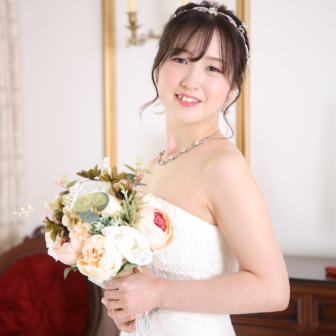 写真：ウェディングドレスとタキシードで結婚記念撮影